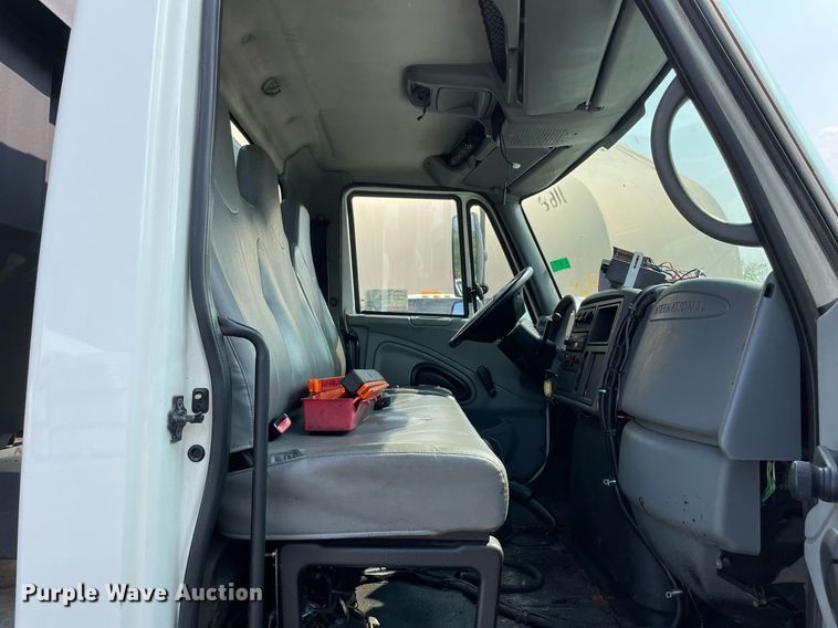 image for item DS8807 2006 International 4300  spreader truck