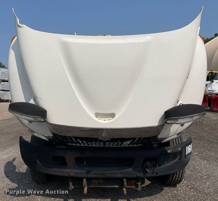 image for item DS8807 2006 International 4300  spreader truck