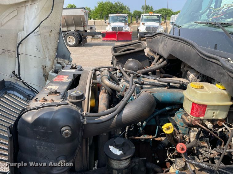 image for item DS8807 2006 International 4300  spreader truck