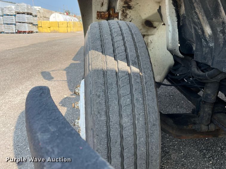 image for item DS8807 2006 International 4300  spreader truck