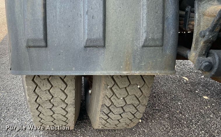 image for item DS8807 2006 International 4300  spreader truck