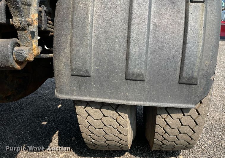 image for item DS8807 2006 International 4300  spreader truck