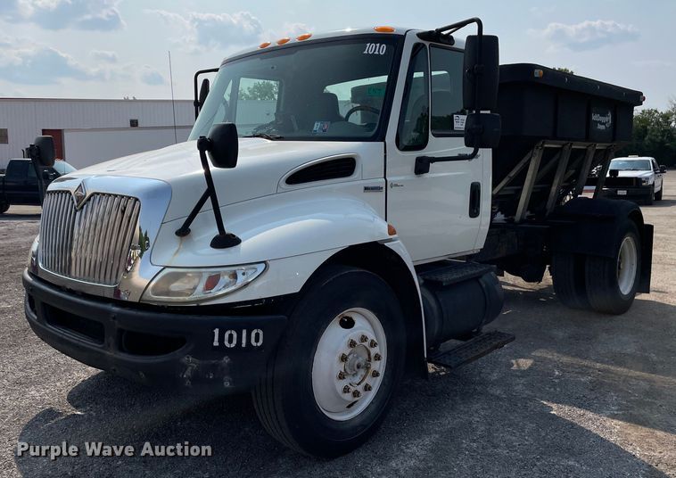 image for item DS8808 2008 International 4300  spreader truck