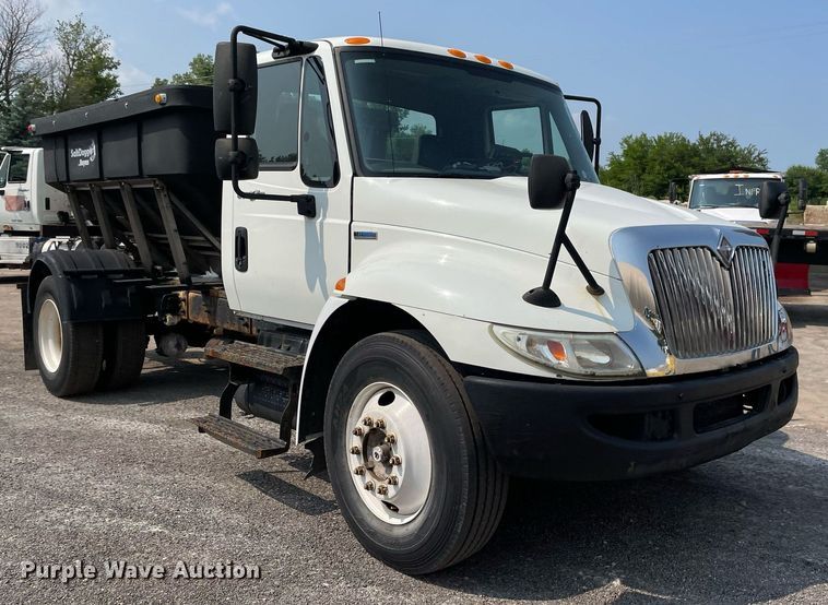 image for item DS8808 2008 International 4300  spreader truck