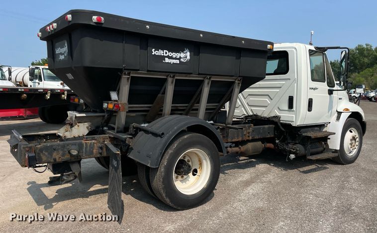 image for item DS8808 2008 International 4300  spreader truck