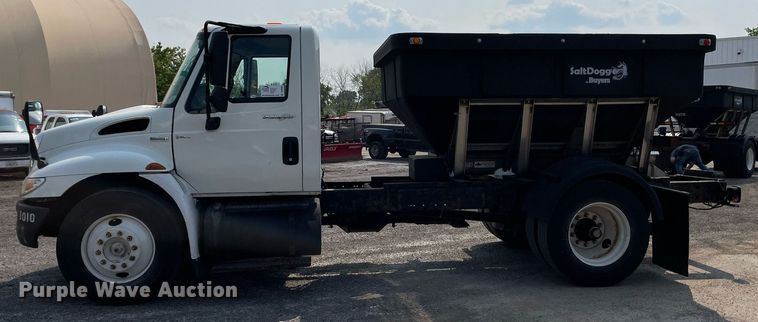 image for item DS8808 2008 International 4300  spreader truck