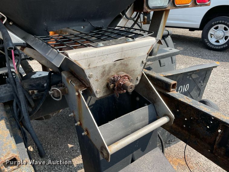 image for item DS8808 2008 International 4300  spreader truck