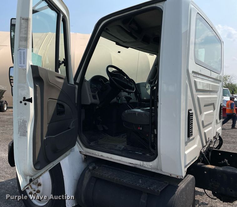 image for item DS8808 2008 International 4300  spreader truck