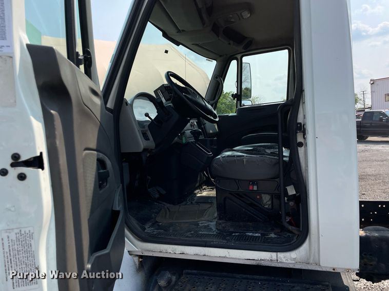 image for item DS8808 2008 International 4300  spreader truck