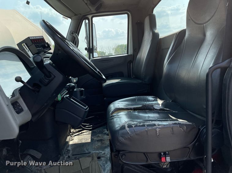 image for item DS8808 2008 International 4300  spreader truck