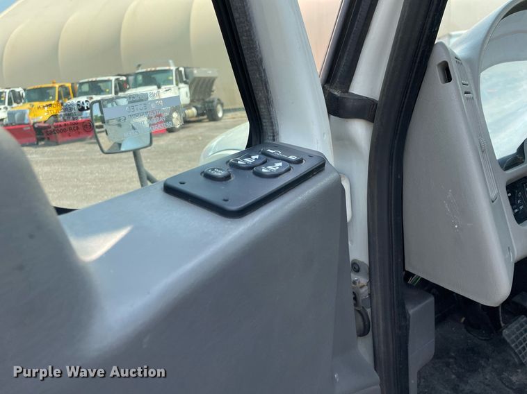 image for item DS8808 2008 International 4300  spreader truck