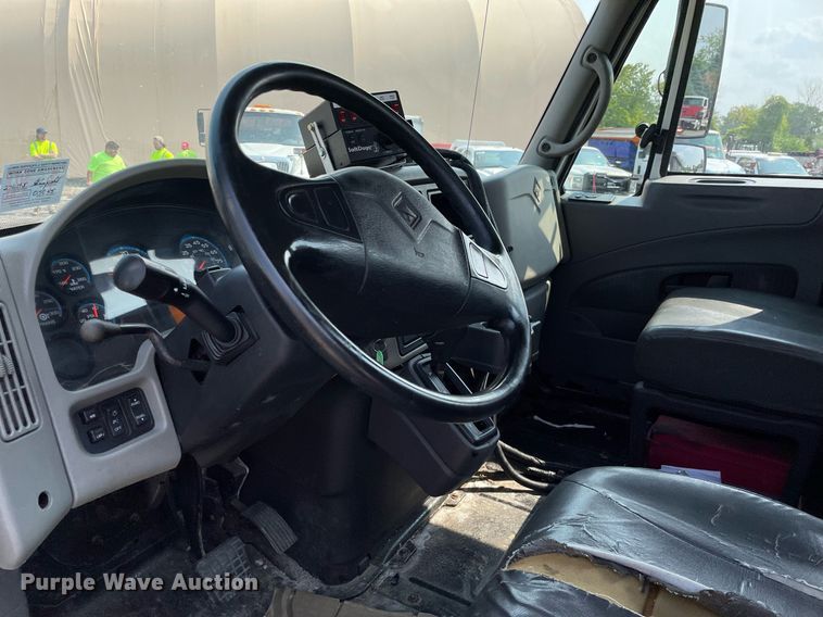 image for item DS8808 2008 International 4300  spreader truck