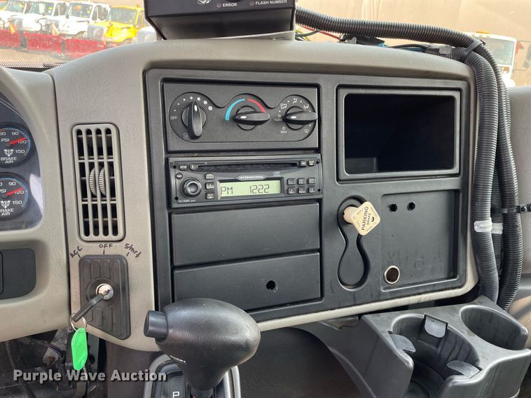 image for item DS8808 2008 International 4300  spreader truck