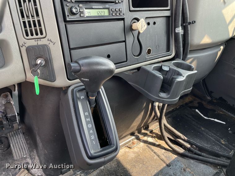 image for item DS8808 2008 International 4300  spreader truck