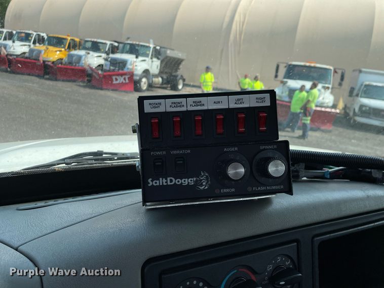 image for item DS8808 2008 International 4300  spreader truck