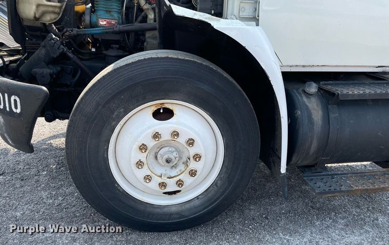 image for item DS8808 2008 International 4300  spreader truck