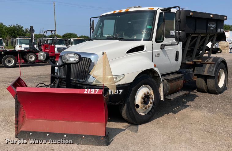 image for item DS8809 2005 International 4300  spreader truck