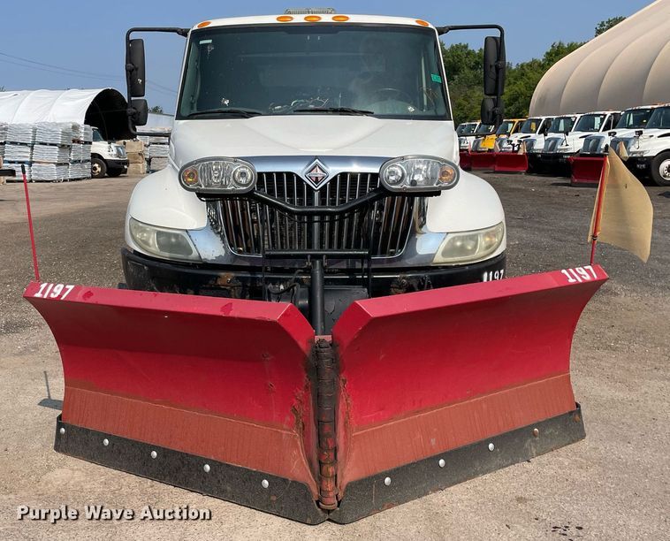 image for item DS8809 2005 International 4300  spreader truck