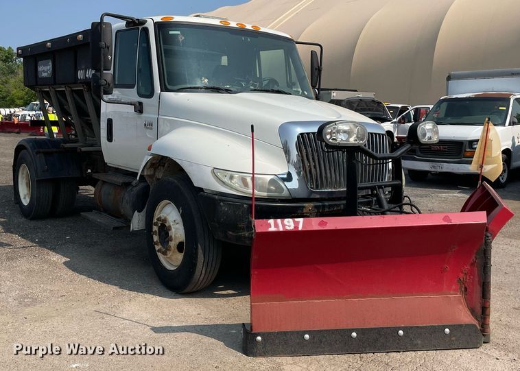 image for item DS8809 2005 International 4300  spreader truck