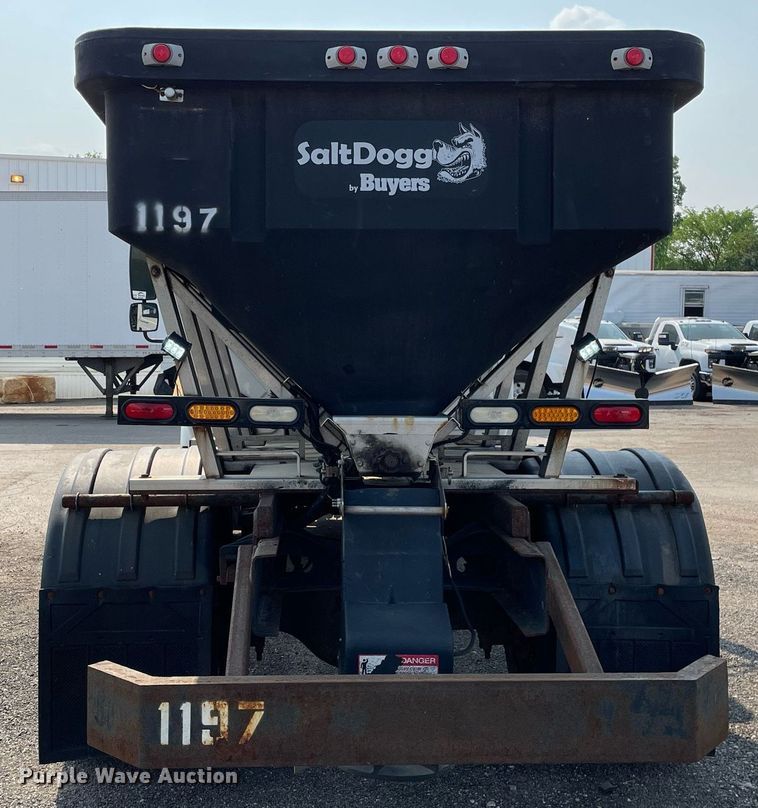 image for item DS8809 2005 International 4300  spreader truck