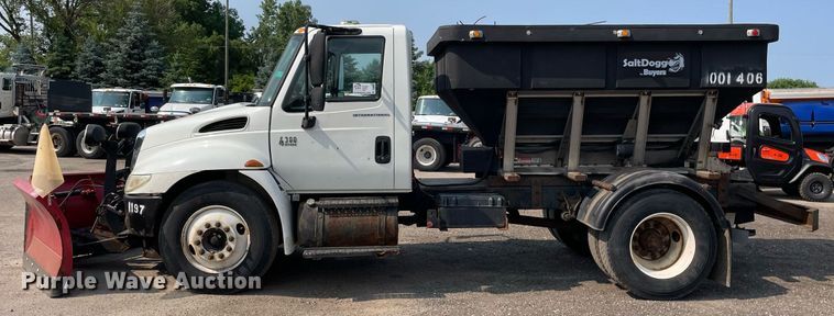 image for item DS8809 2005 International 4300  spreader truck