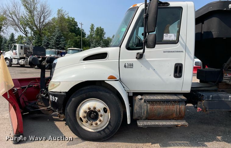 image for item DS8809 2005 International 4300  spreader truck