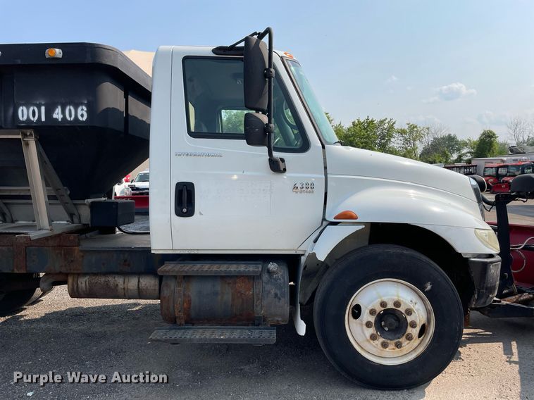 image for item DS8809 2005 International 4300  spreader truck