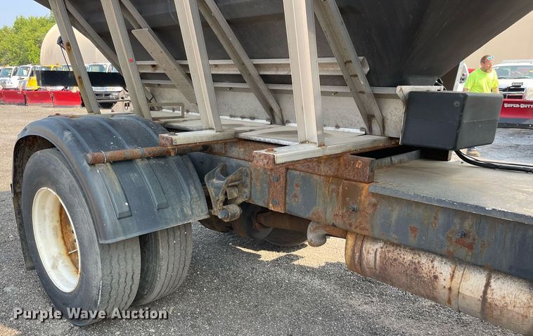 image for item DS8809 2005 International 4300  spreader truck