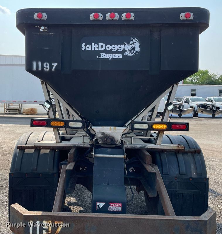 image for item DS8809 2005 International 4300  spreader truck