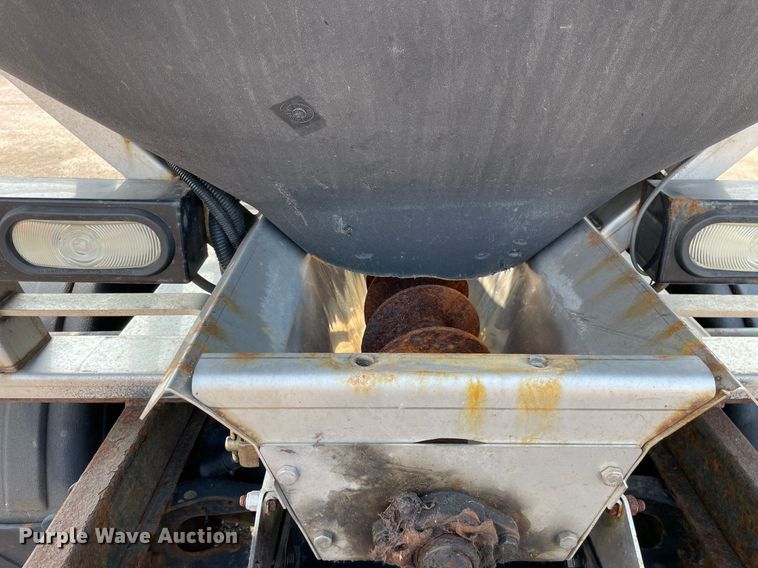 image for item DS8809 2005 International 4300  spreader truck