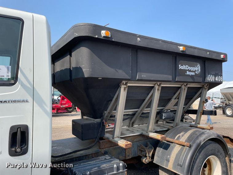 image for item DS8809 2005 International 4300  spreader truck