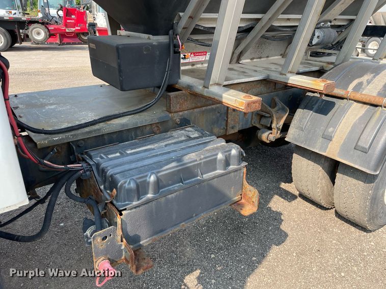 image for item DS8809 2005 International 4300  spreader truck