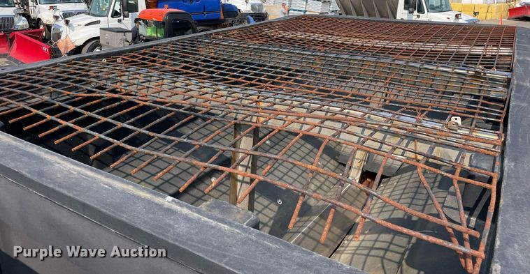 image for item DS8809 2005 International 4300  spreader truck