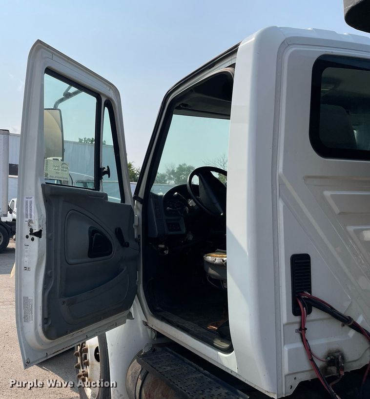 image for item DS8809 2005 International 4300  spreader truck