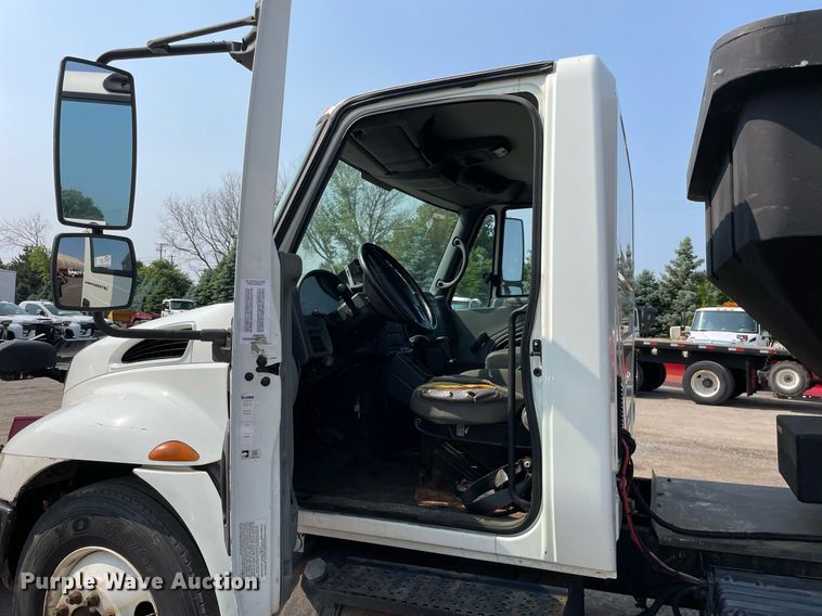 image for item DS8809 2005 International 4300  spreader truck