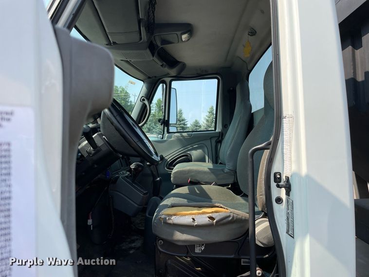 image for item DS8809 2005 International 4300  spreader truck