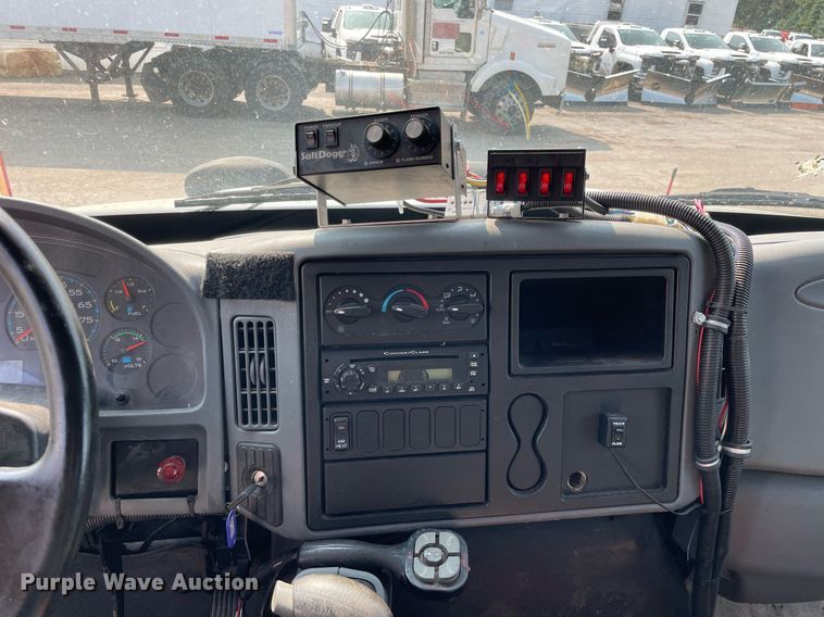 image for item DS8809 2005 International 4300  spreader truck