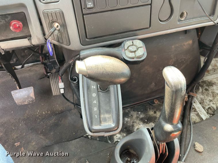 image for item DS8809 2005 International 4300  spreader truck