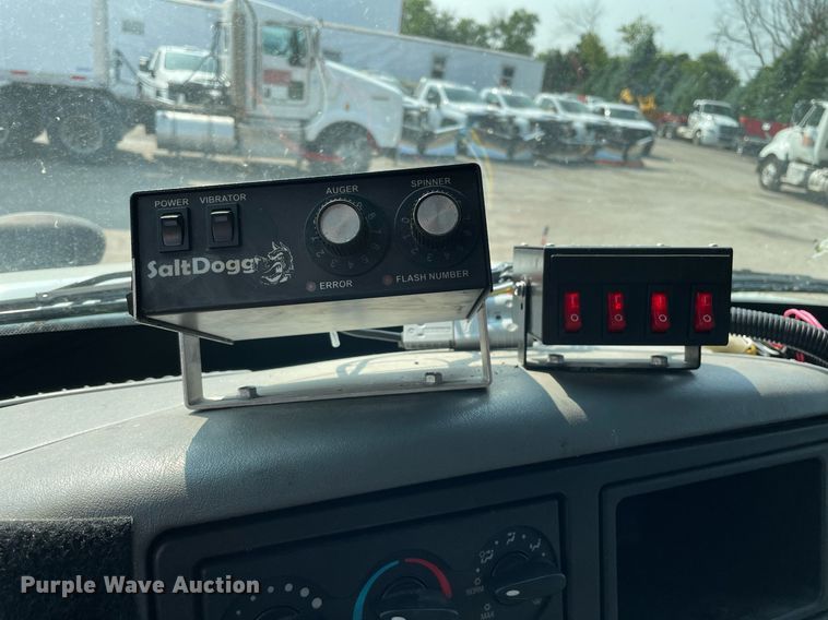 image for item DS8809 2005 International 4300  spreader truck