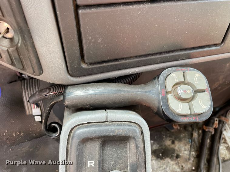 image for item DS8809 2005 International 4300  spreader truck