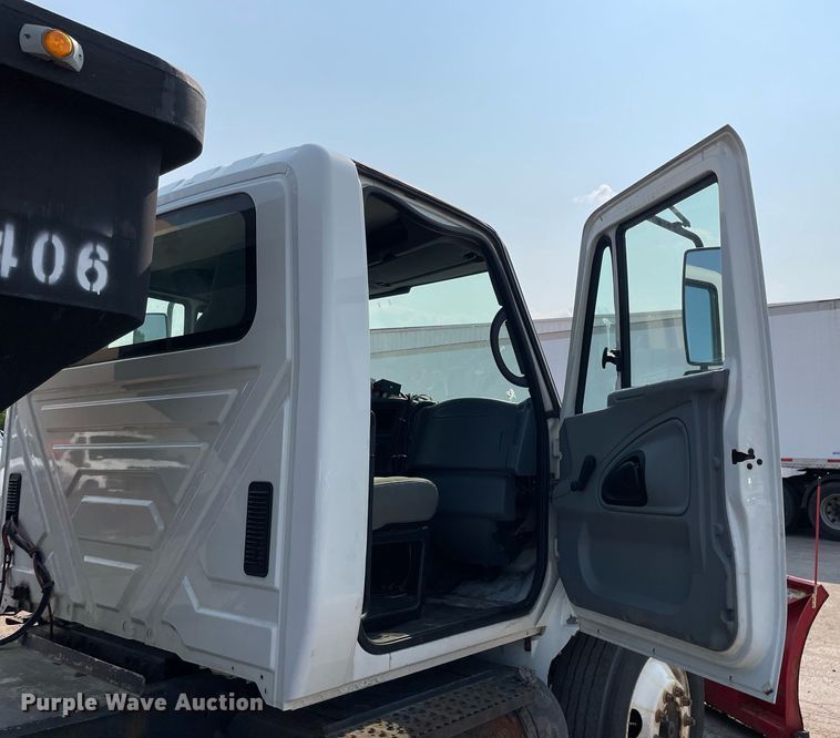 image for item DS8809 2005 International 4300  spreader truck