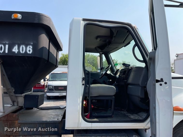 image for item DS8809 2005 International 4300  spreader truck