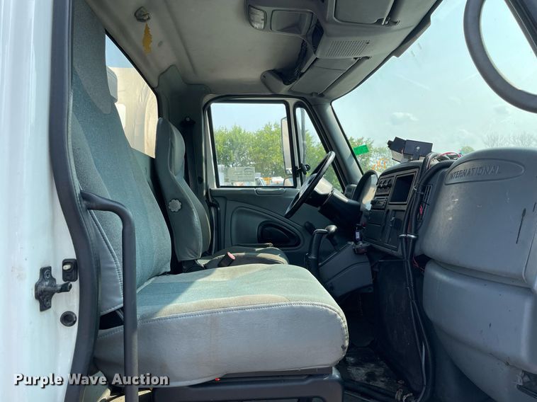 image for item DS8809 2005 International 4300  spreader truck