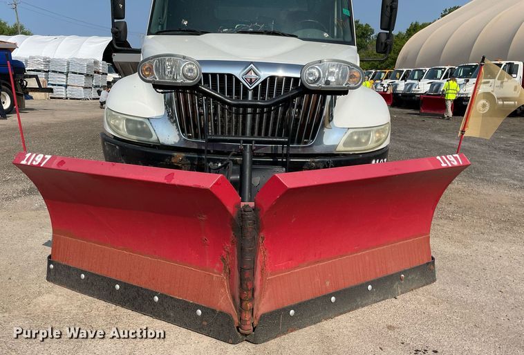 image for item DS8809 2005 International 4300  spreader truck