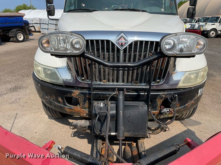 image for item DS8809 2005 International 4300  spreader truck