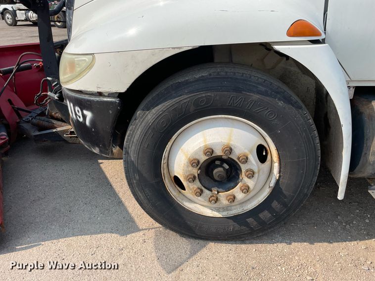 image for item DS8809 2005 International 4300  spreader truck