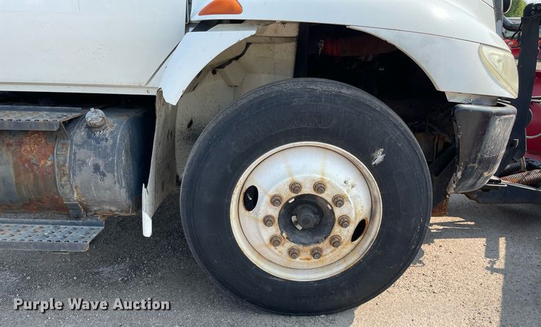 image for item DS8809 2005 International 4300  spreader truck