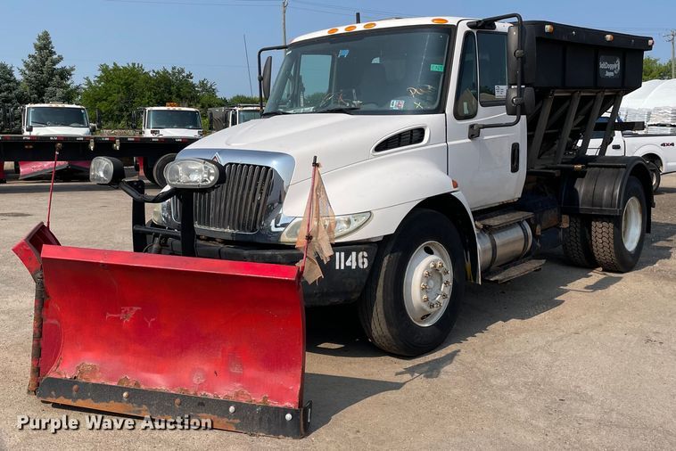 image for item DS8810 2004 International 4300  spreader truck