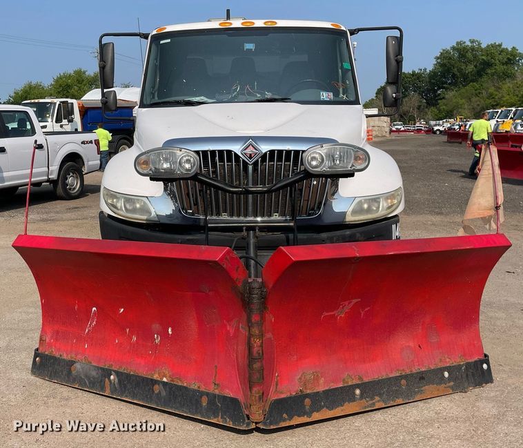 image for item DS8810 2004 International 4300  spreader truck