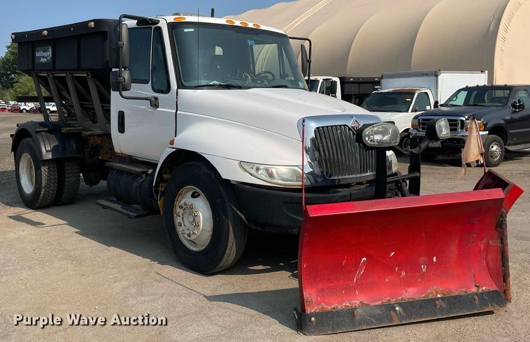 image for item DS8810 2004 International 4300  spreader truck